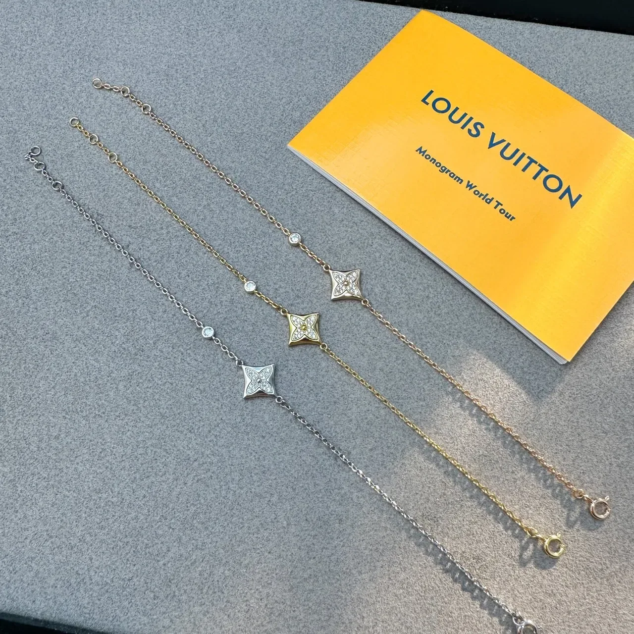 Pulseira Louis Vuitton ouro e prata de corrente fina com motivo quadrifólio e estrela 2