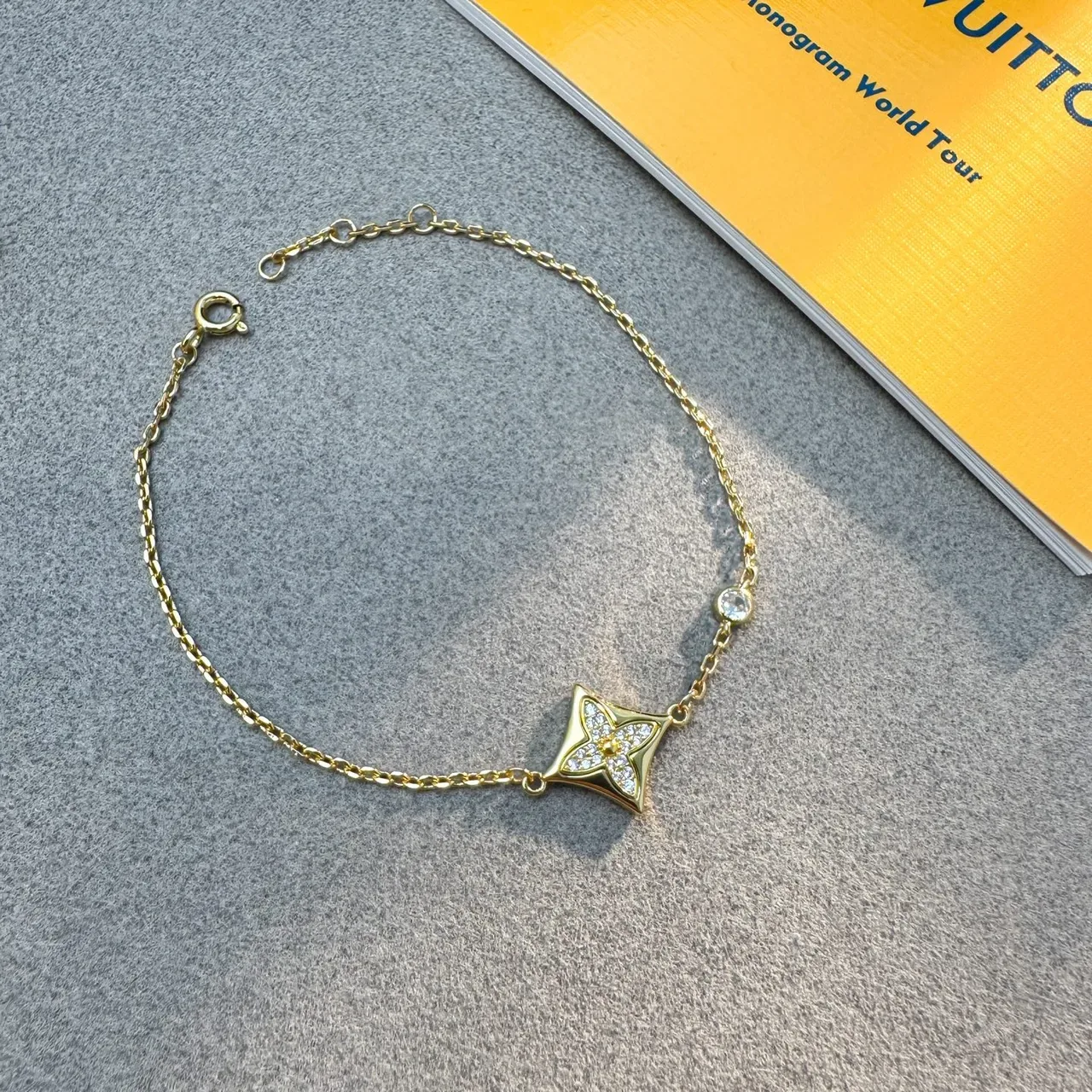 Pulseira Louis Vuitton ouro e prata de corrente fina com motivo quadrifólio e estrela 3