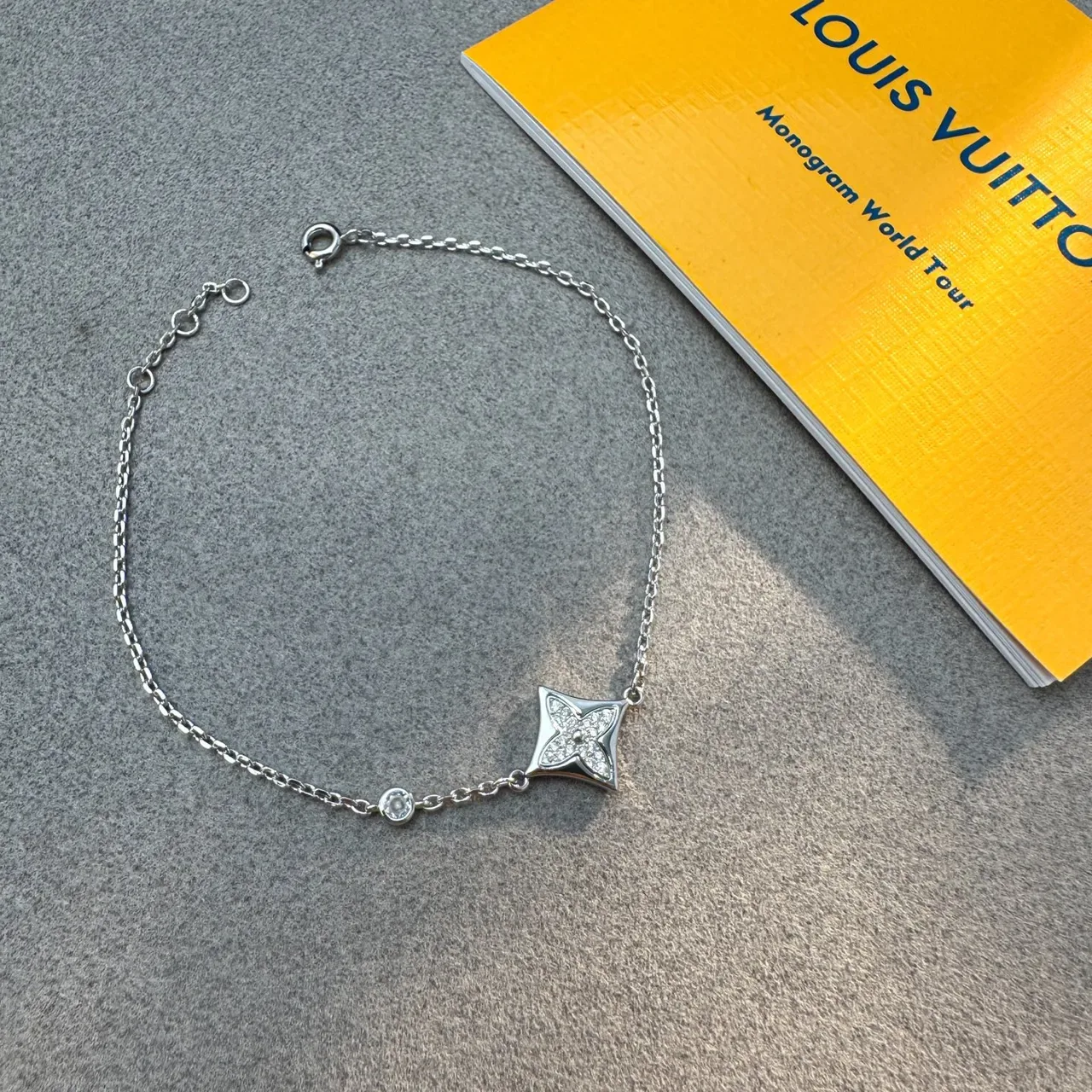 Pulseira Louis Vuitton ouro e prata de corrente fina com motivo quadrifólio e estrela 4