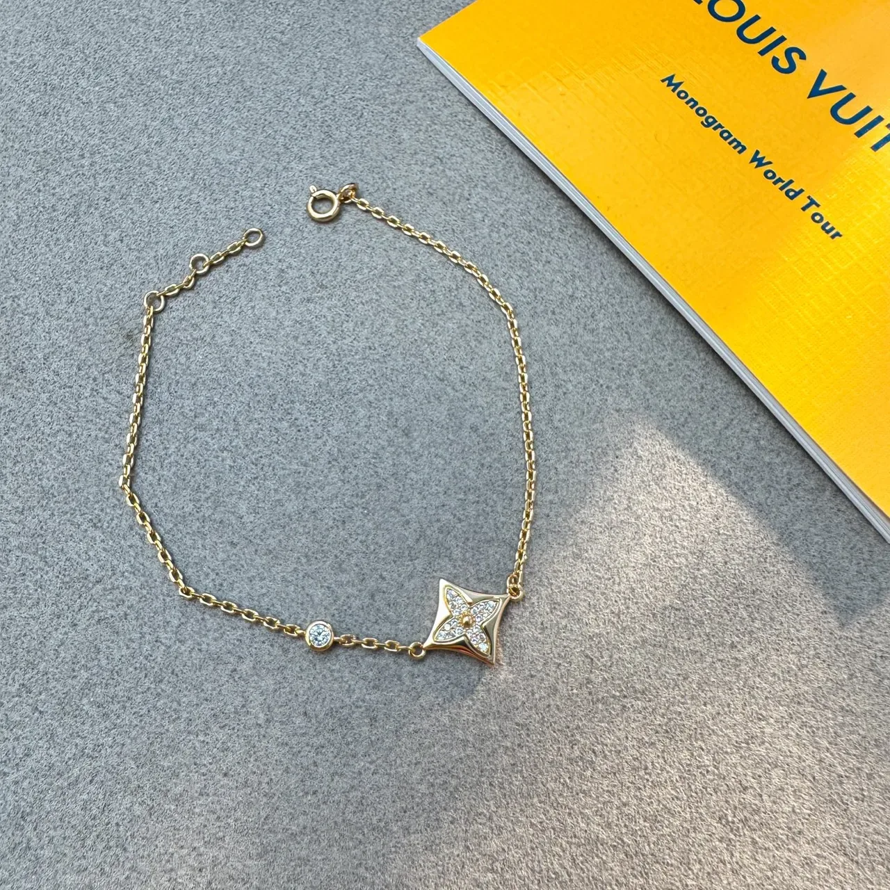 Pulseira Louis Vuitton ouro e prata de corrente fina com motivo quadrifólio e estrela 5