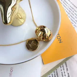 Louis Vuitton गोल्ड-टोन ड्यूल-पेंडेंट मोनोग्राम और रोमन न्यूमरल नेकलेस