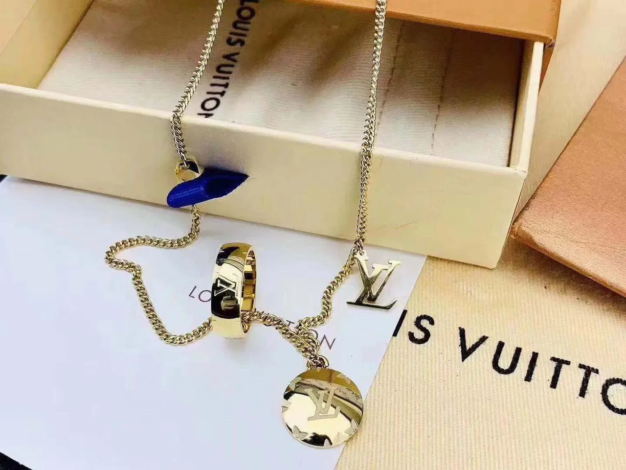 Louis Vuitton गोल्ड-टोन ड्यूल-पेंडेंट मोनोग्राम और रोमन न्यूमरल नेकलेस 2