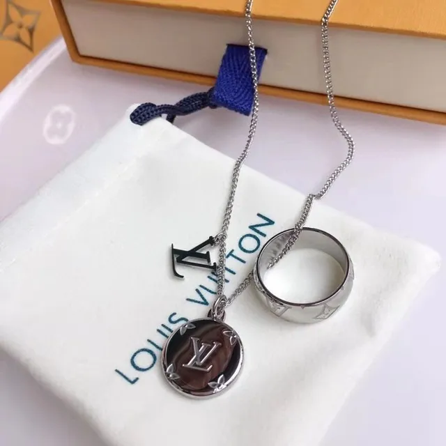 Louis Vuitton गोल्ड-टोन ड्यूल-पेंडेंट मोनोग्राम और रोमन न्यूमरल नेकलेस 3