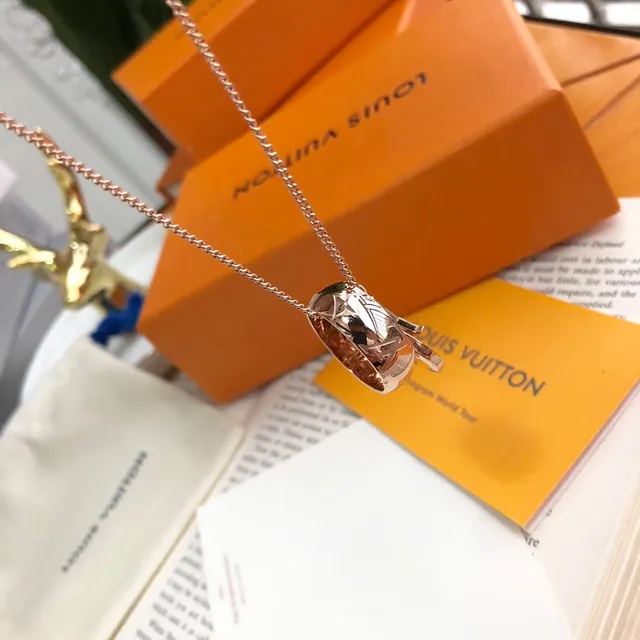 Louis Vuitton गोल्ड-टोन ड्यूल-पेंडेंट मोनोग्राम और रोमन न्यूमरल नेकलेस 8
