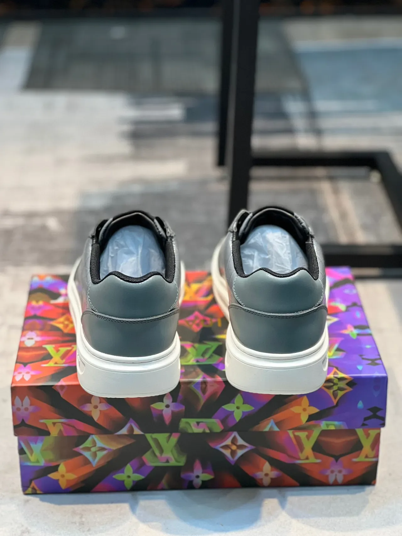 Louis Vuitton ধূসর সাদা কুমির এমবসড চামড়া লো-টপ লেস-আপ লাইফস্টাইল স্নিকার্স 2
