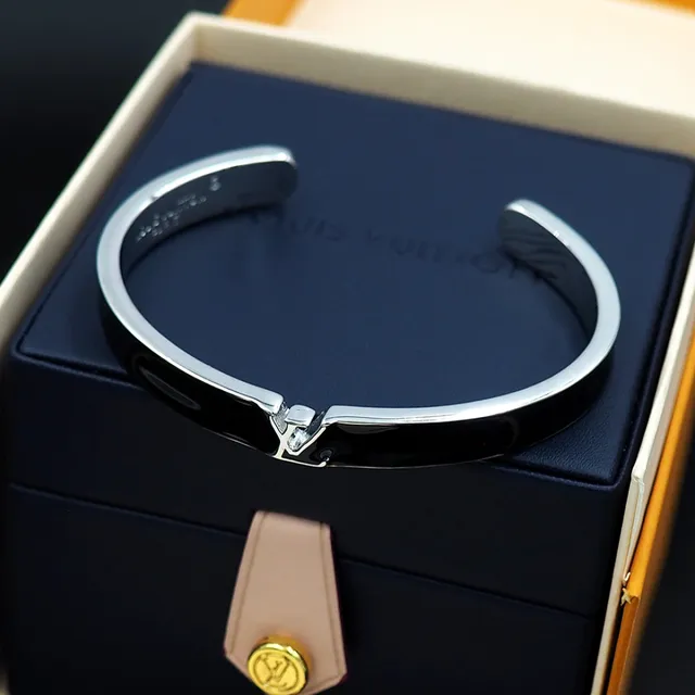 Louis Vuitton Iconic Cuff Noir Émail Or-Ton Bracelet 10
