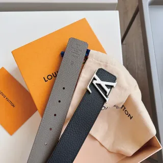 Louis Vuitton Interlocking LV Buckle Cinturón de Cuero Granulado
