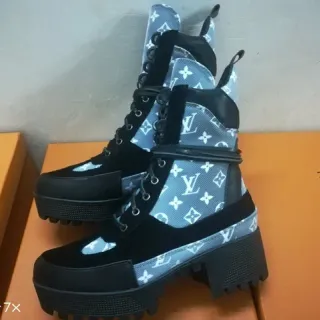लुई विटन Le Cagole Monogram नीले और काले एन्कल बूट्स