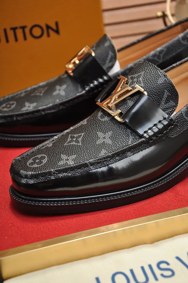 Louis Vuitton Mocassim Preto Dourado Monograma Revestido Couro LV Fivela Mocassim 2