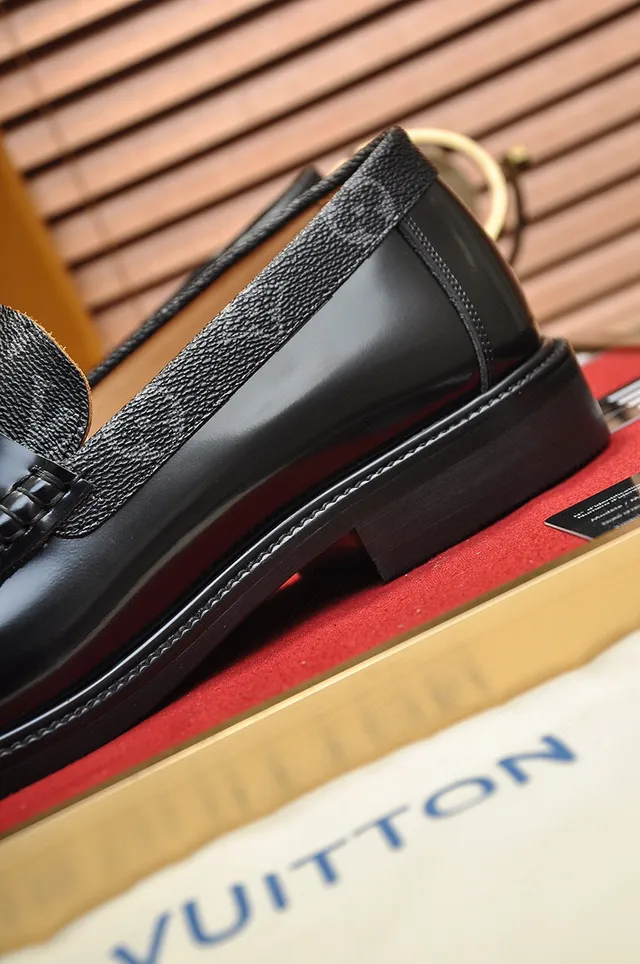 Louis Vuitton Mocassim Preto Dourado Monograma Revestido Couro LV Fivela Mocassim 3