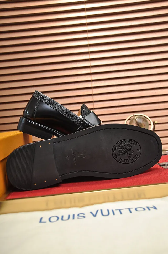 Louis Vuitton Mocassim Preto Dourado Monograma Revestido Couro LV Fivela Mocassim 4