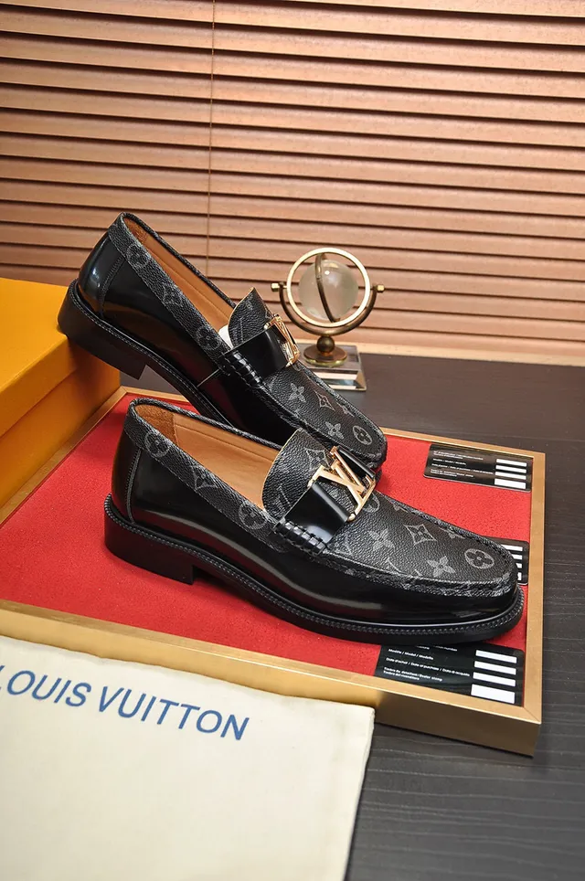 Louis Vuitton Mocassim Preto Dourado Monograma Revestido Couro LV Fivela Mocassim 5