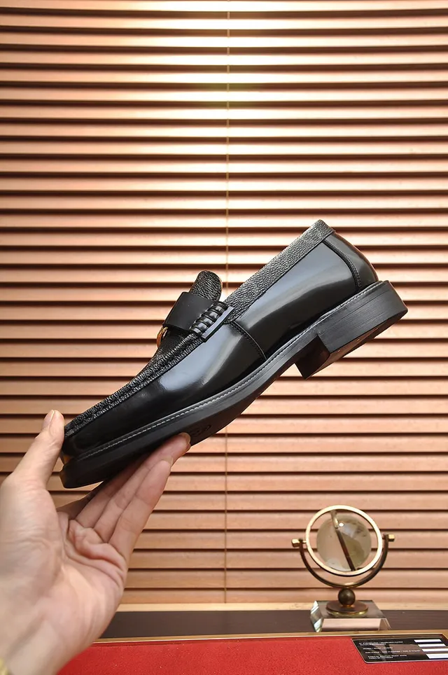 Louis Vuitton Mocassim Preto Dourado Monograma Revestido Couro LV Fivela Mocassim 6