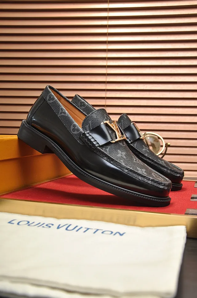 Louis Vuitton Mocassim Preto Dourado Monograma Revestido Couro LV Fivela Mocassim 7