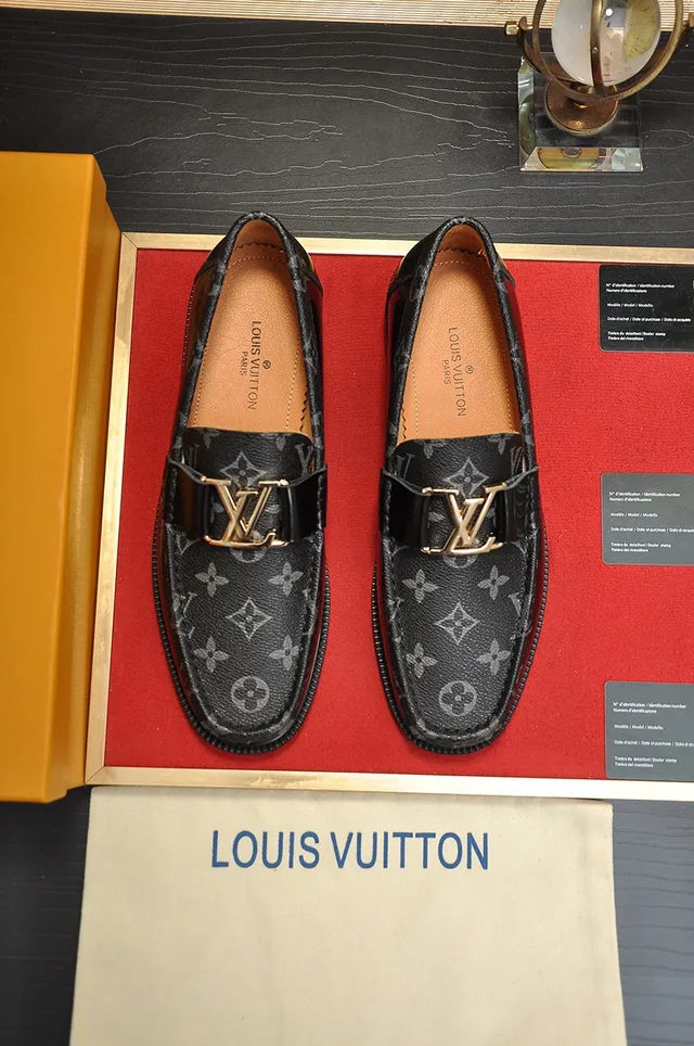 Louis Vuitton Mocassim Preto Dourado Monograma Revestido Couro LV Fivela Mocassim 9