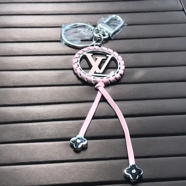 Louis Vuitton LV Circle Rosa Negro Circular Monogram Medallion Ribete Trenzado Cuero Bolso 2