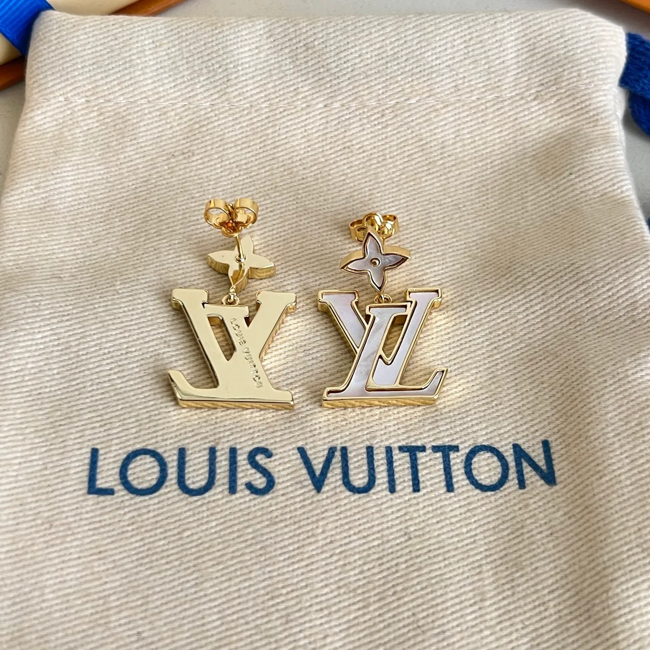 Louis Vuitton LV زهرة ذهب أبيض معدن لؤلؤة أم تطعيم أقراط 3