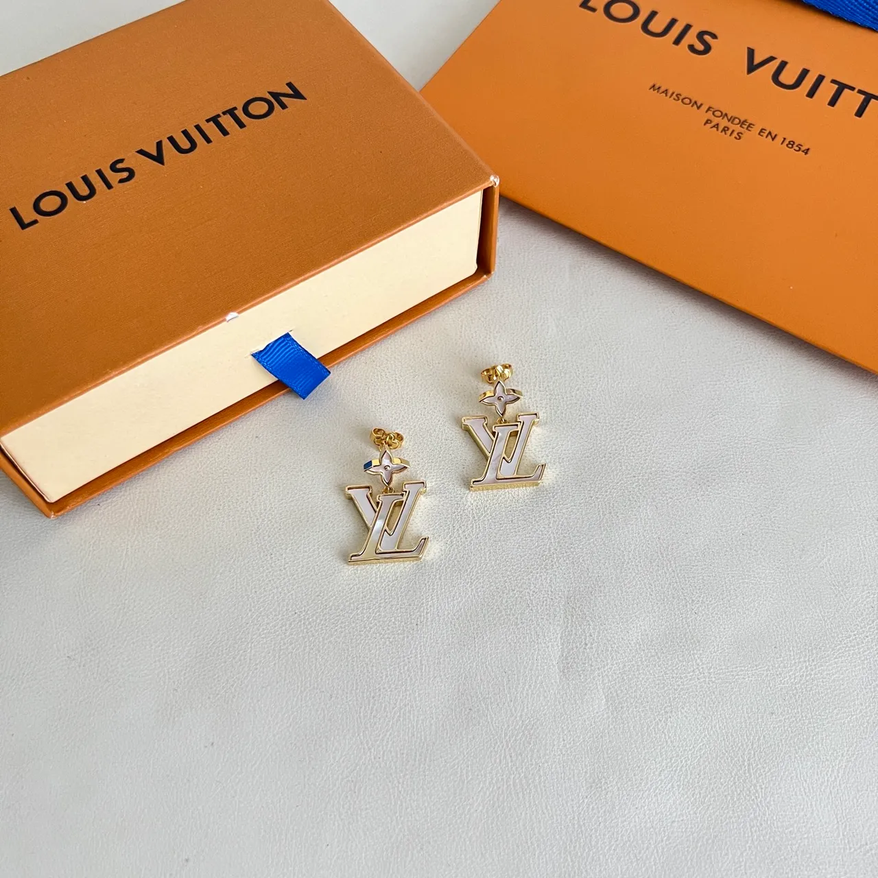 Louis Vuitton LV زهرة ذهب أبيض معدن لؤلؤة أم تطعيم أقراط 4