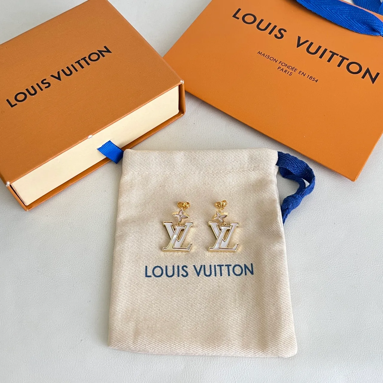Louis Vuitton LV زهرة ذهب أبيض معدن لؤلؤة أم تطعيم أقراط 5