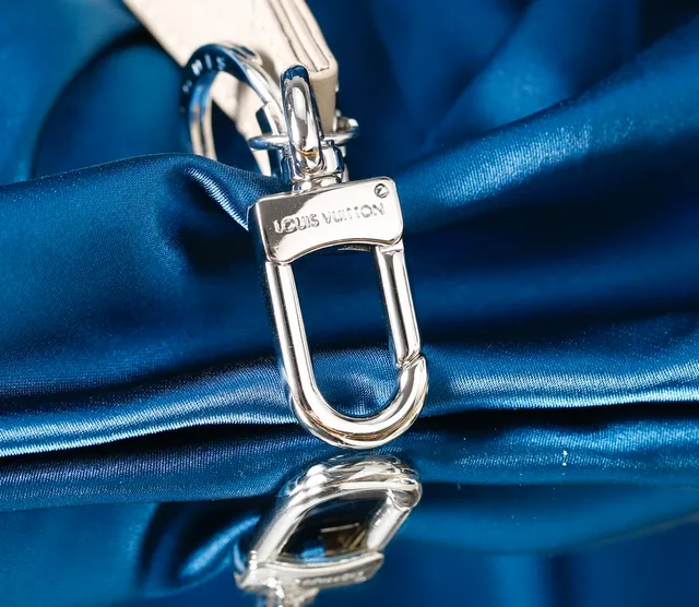 Louis Vuitton LV Initiales بني بيج مونوجرام مطبوع جلد شعار معدن مصقول ريست ليت 4
