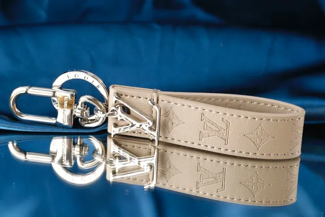 Louis Vuitton LV Initiales بني بيج مونوجرام مطبوع جلد شعار معدن مصقول ريست ليت 5