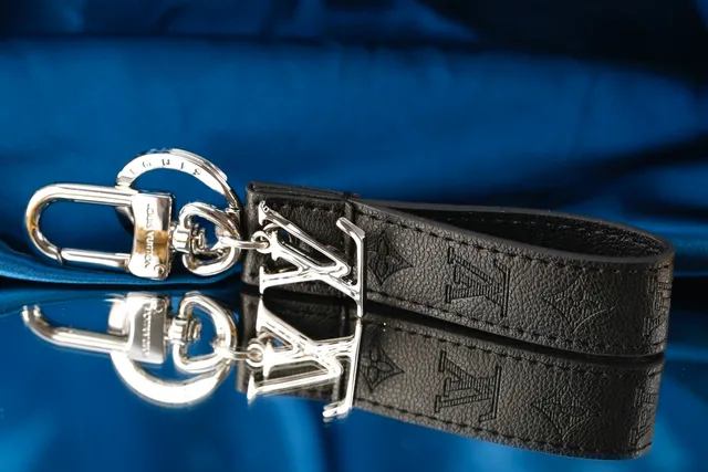 Louis Vuitton LV Initiales بني بيج مونوجرام مطبوع جلد شعار معدن مصقول ريست ليت 6