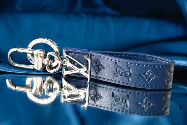Louis Vuitton LV Initiales بني بيج مونوجرام مطبوع جلد شعار معدن مصقول ريست ليت 7