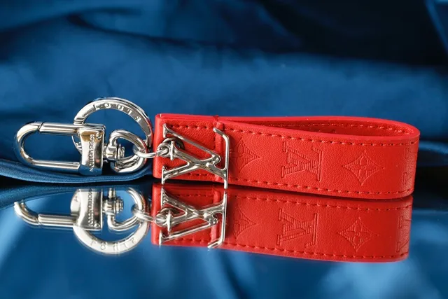 Louis Vuitton LV Initiales بني بيج مونوجرام مطبوع جلد شعار معدن مصقول ريست ليت 8