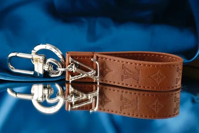 Louis Vuitton LV Initiales بني بيج مونوجرام مطبوع جلد شعار معدن مصقول ريست ليت 9