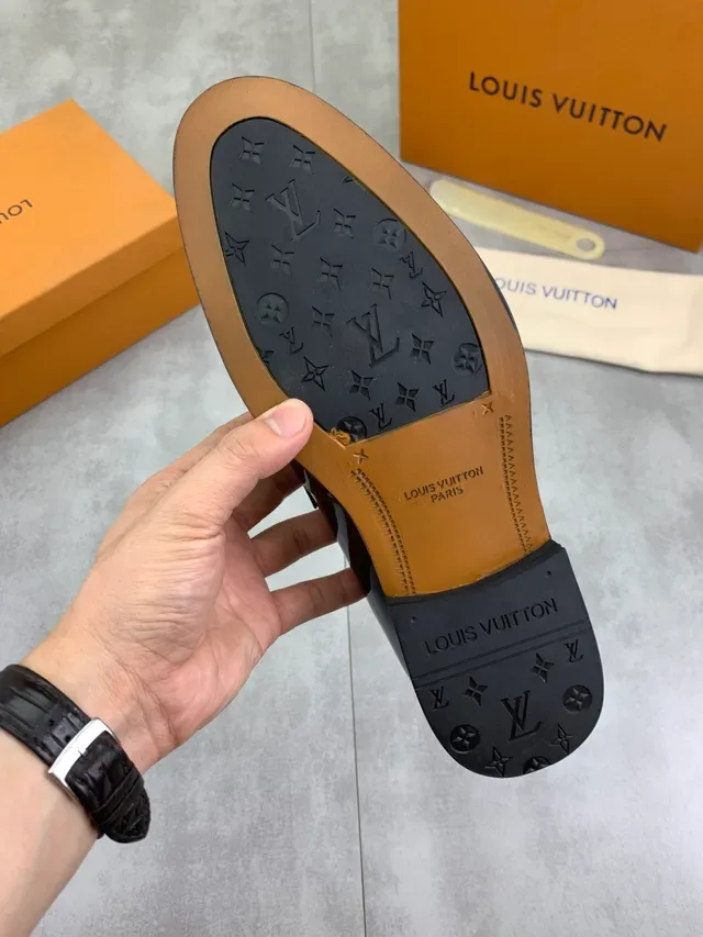 Louis Vuitton LV Loafers Cuir Patenté Noir Boucle Métallique 2