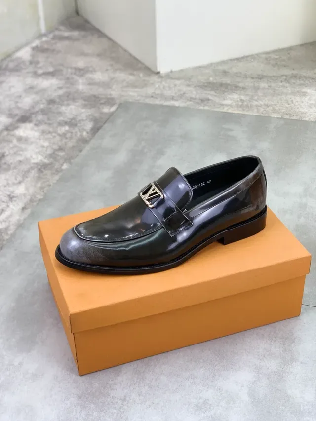 Louis Vuitton LV Loafers Cuir Patenté Noir Boucle Métallique 4