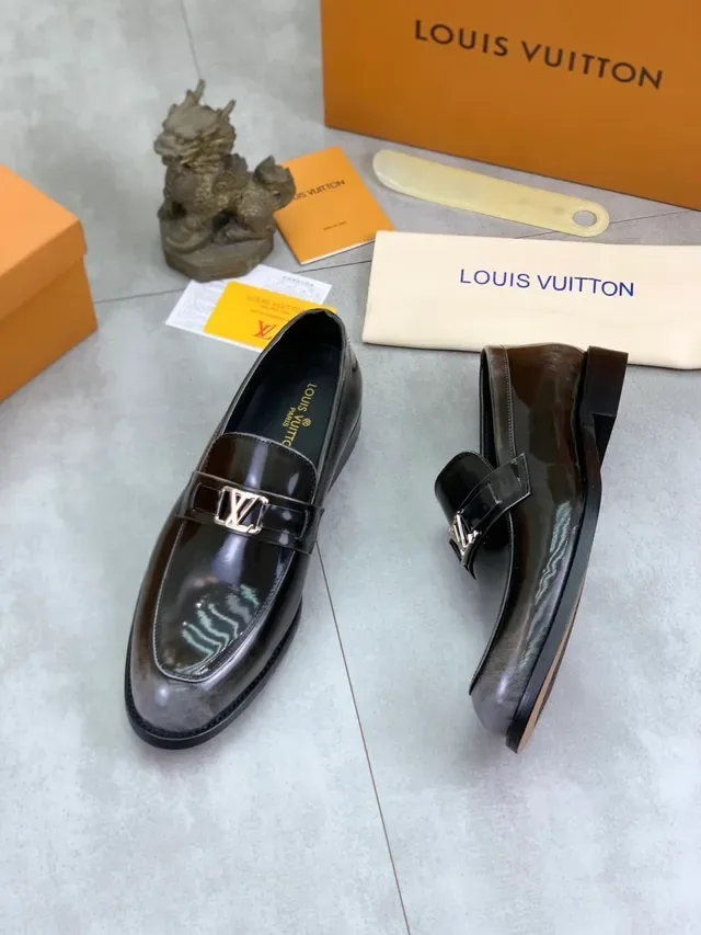 Louis Vuitton LV Loafers Cuir Patenté Noir Boucle Métallique 5