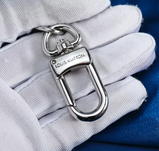 Pulsera porta llaves Louis Vuitton LV Logo en plata pulida metálica 2