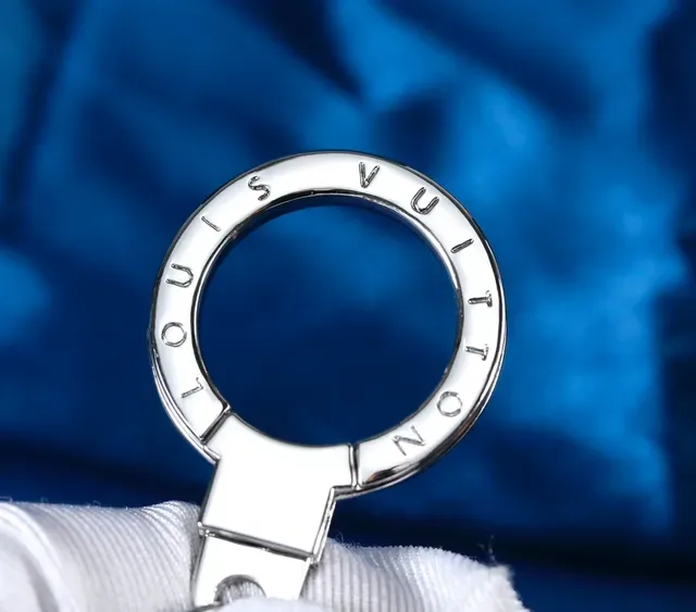 Pulsera porta llaves Louis Vuitton LV Logo en plata pulida metálica 3