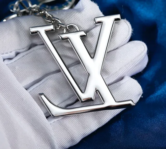 Pulsera porta llaves Louis Vuitton LV Logo en plata pulida metálica 4