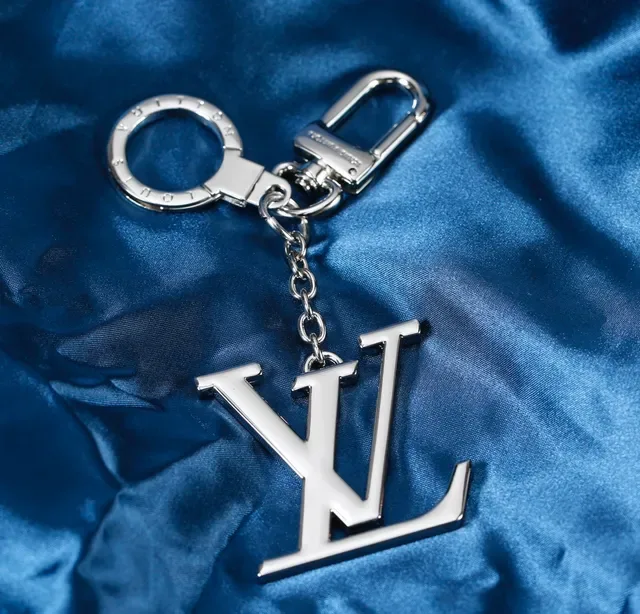 Pulsera porta llaves Louis Vuitton LV Logo en plata pulida metálica 5
