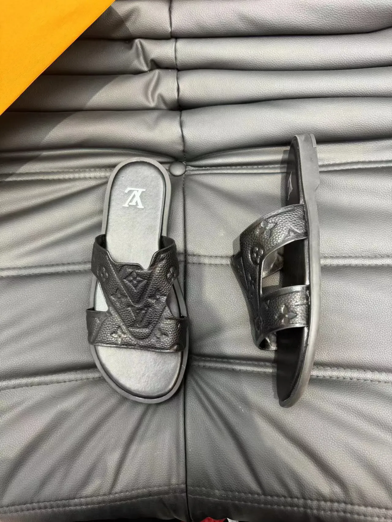 Louis Vuitton LV Slide أسود فضي جلد مطبوع حزام تصميم متقاطع على شكل حرف V صنادل 2