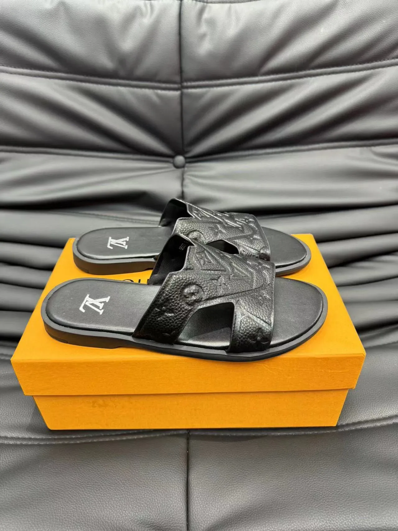Louis Vuitton LV Slide أسود فضي جلد مطبوع حزام تصميم متقاطع على شكل حرف V صنادل 3