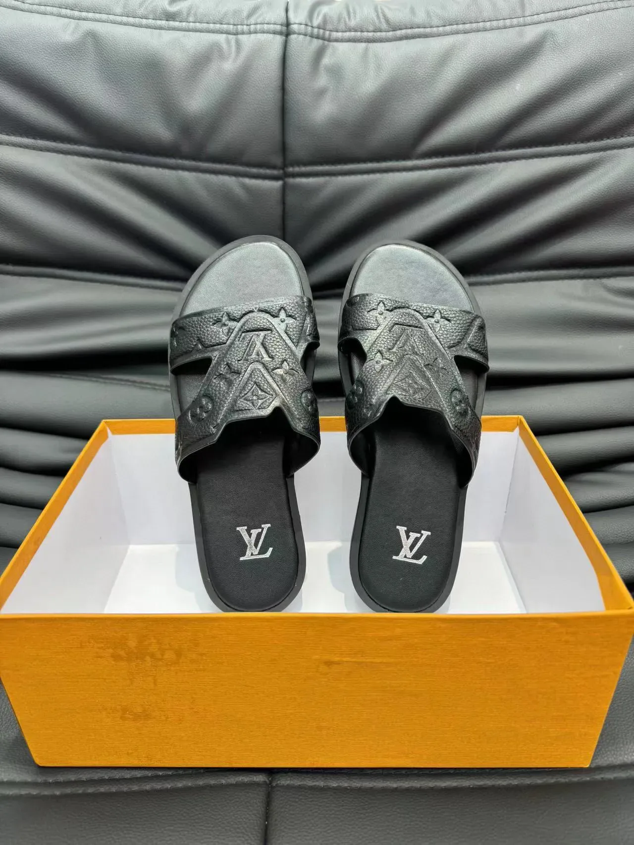 Louis Vuitton LV Slide أسود فضي جلد مطبوع حزام تصميم متقاطع على شكل حرف V صنادل 4