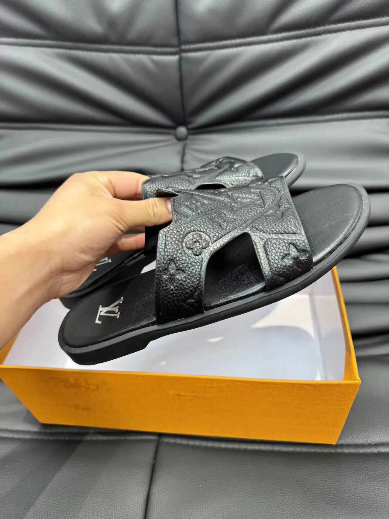 Louis Vuitton LV Slide أسود فضي جلد مطبوع حزام تصميم متقاطع على شكل حرف V صنادل 5