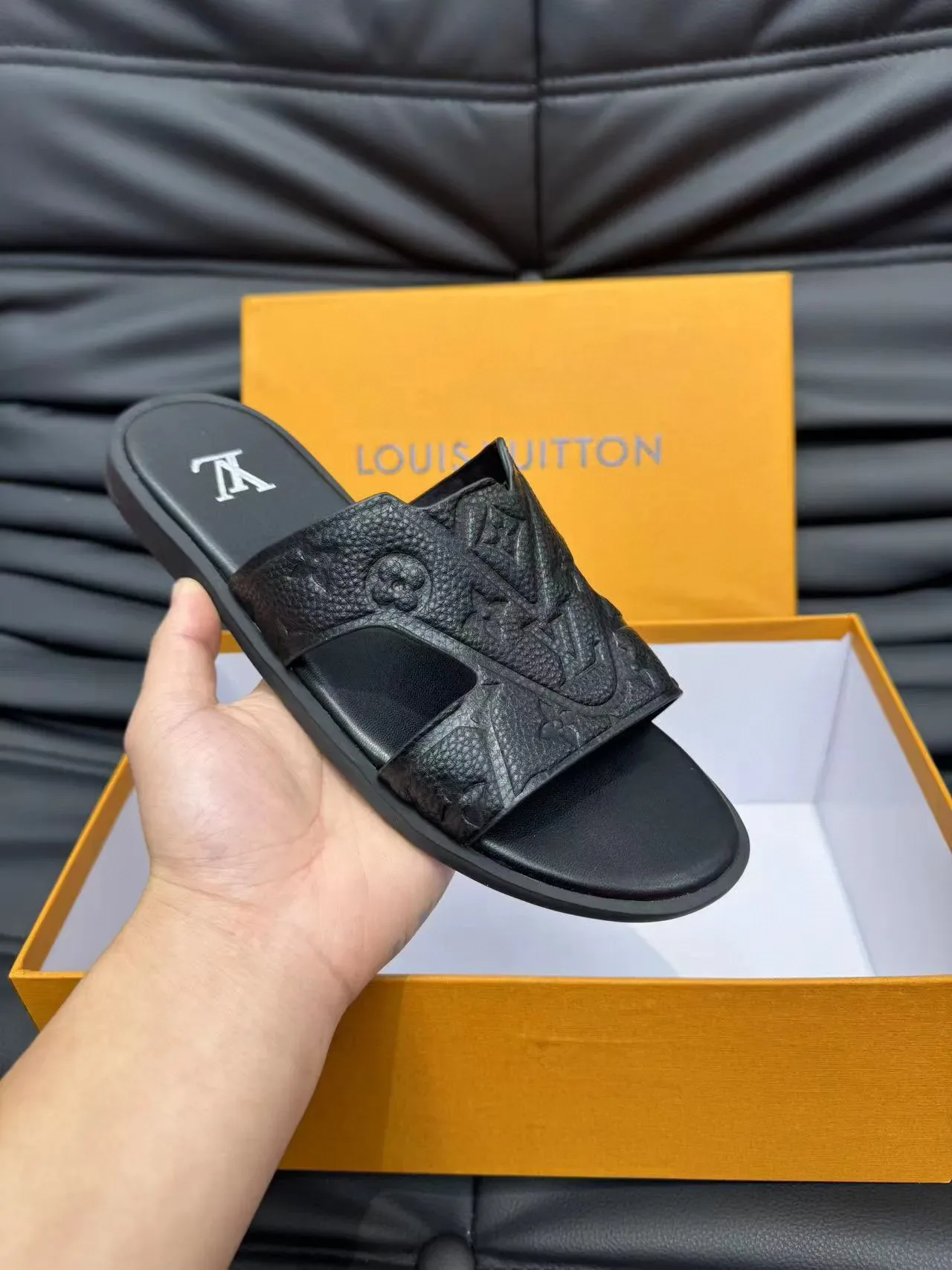Louis Vuitton LV Slide أسود فضي جلد مطبوع حزام تصميم متقاطع على شكل حرف V صنادل 6