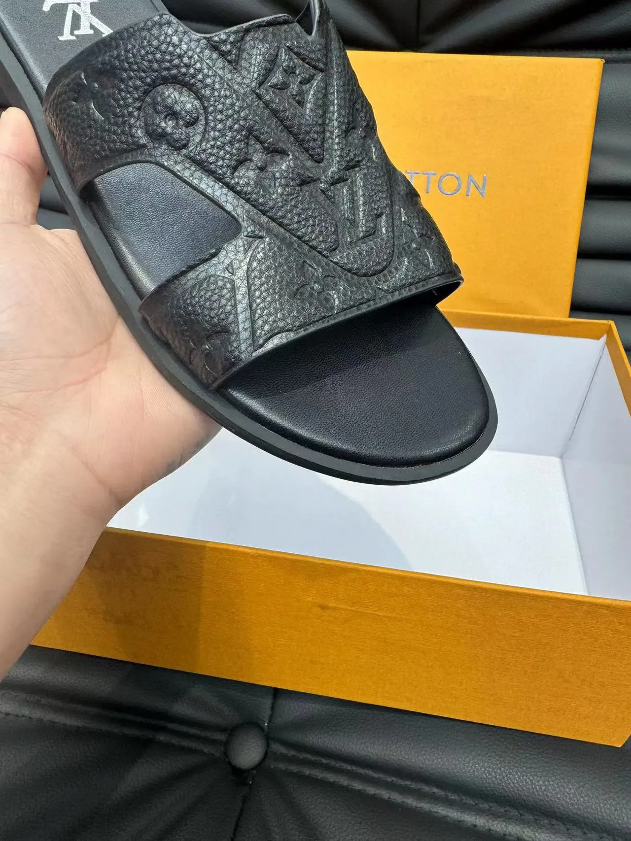 Louis Vuitton LV Slide أسود فضي جلد مطبوع حزام تصميم متقاطع على شكل حرف V صنادل 7