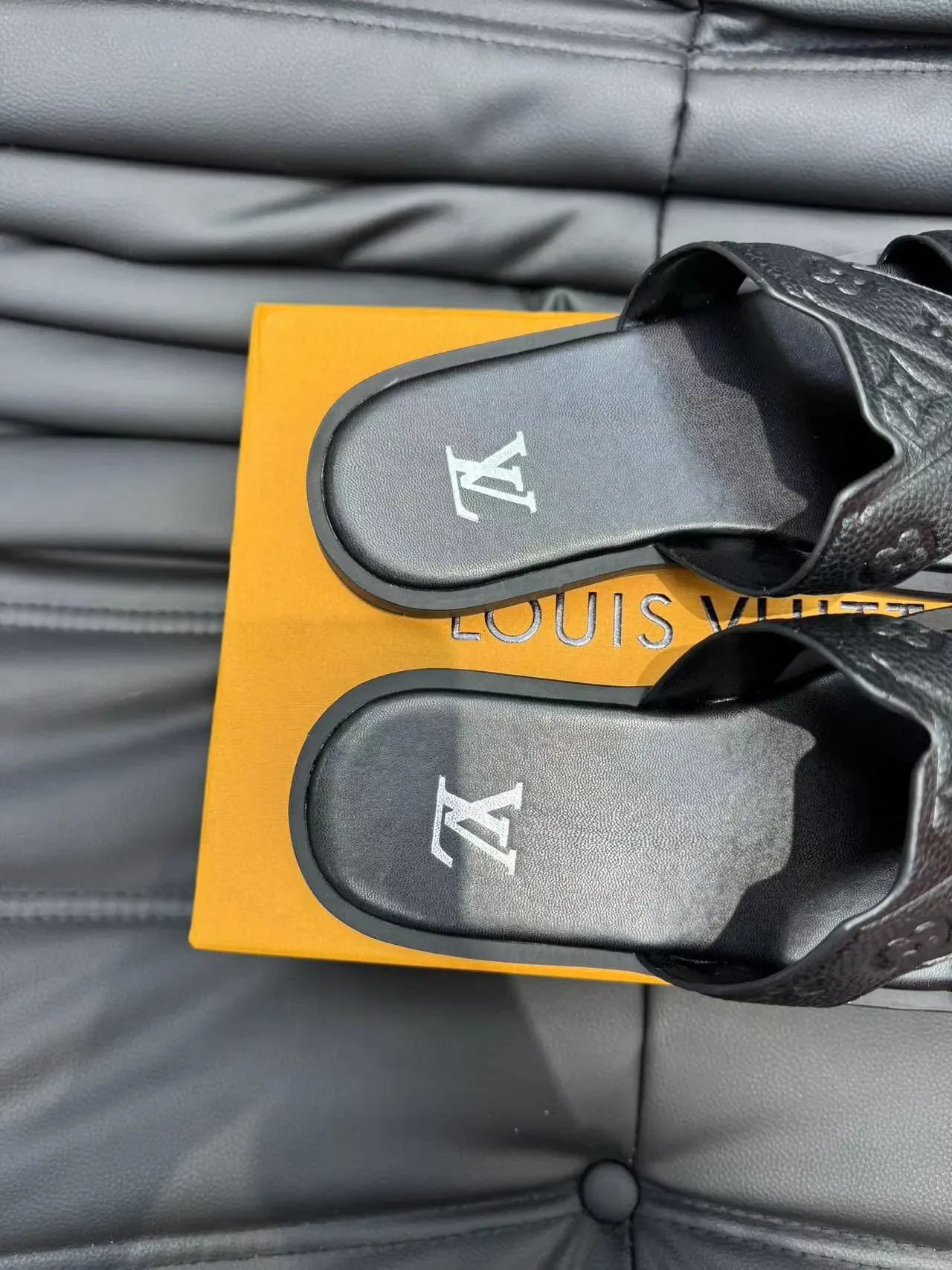 Louis Vuitton LV Slide أسود فضي جلد مطبوع حزام تصميم متقاطع على شكل حرف V صنادل 8