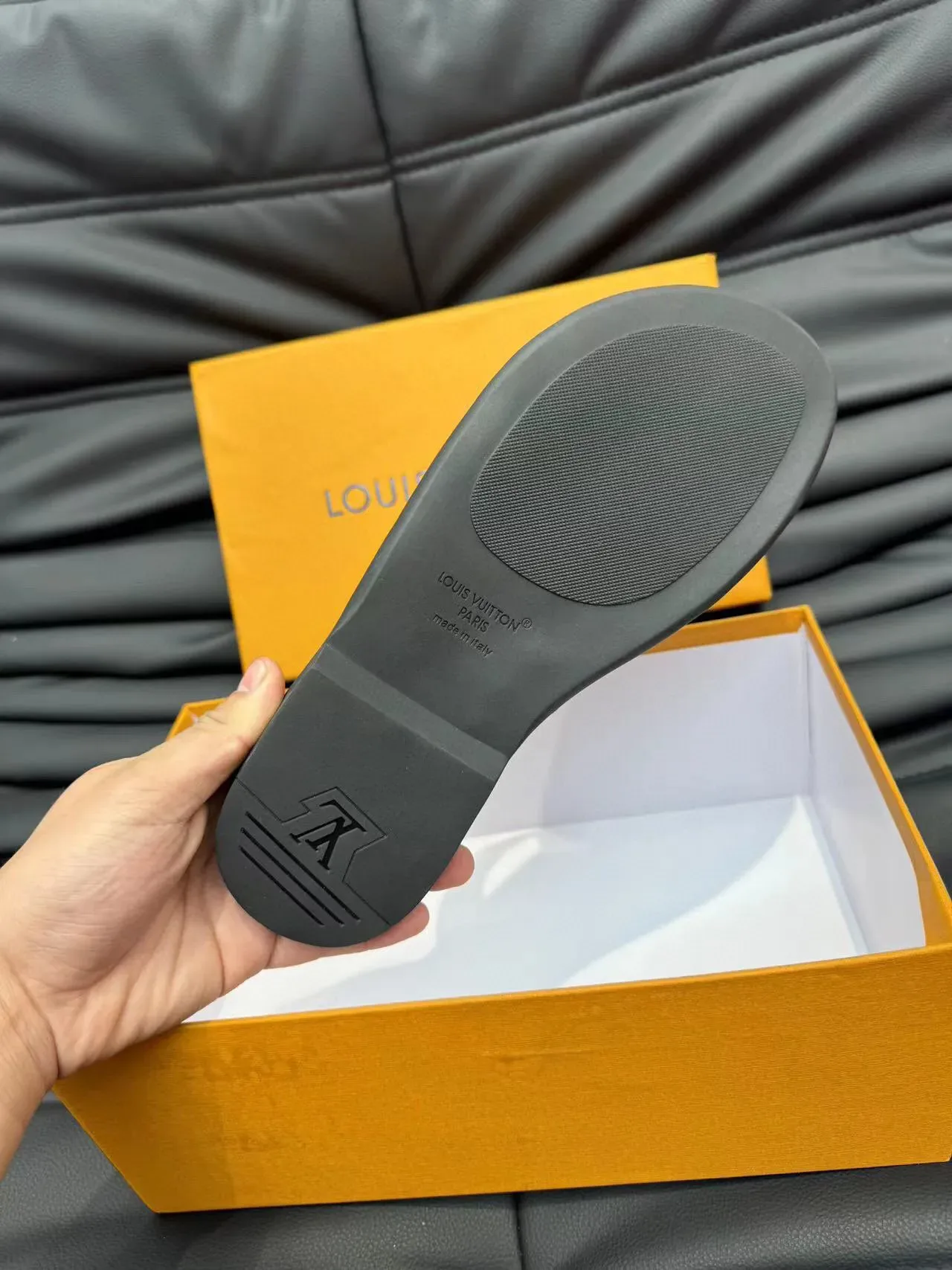 Louis Vuitton LV Slide أسود فضي جلد مطبوع حزام تصميم متقاطع على شكل حرف V صنادل 9
