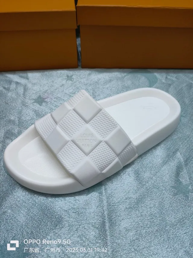 Louis Vuitton LV Slide Chinelos Brancos de Borracha Moldada 2