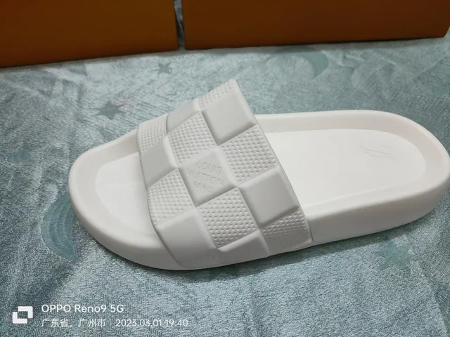 Louis Vuitton LV Slide Chinelos Brancos de Borracha Moldada 3