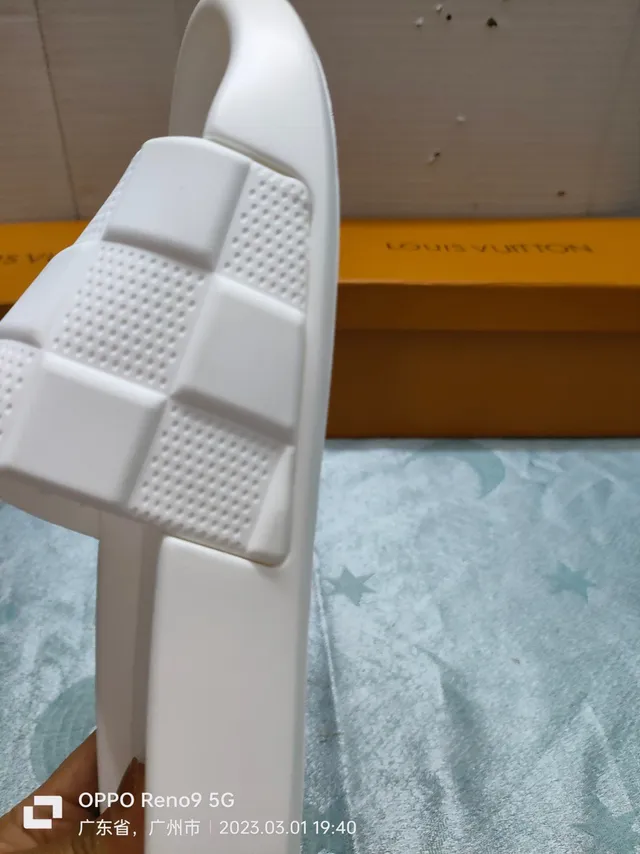 Louis Vuitton LV Slide Chinelos Brancos de Borracha Moldada 4