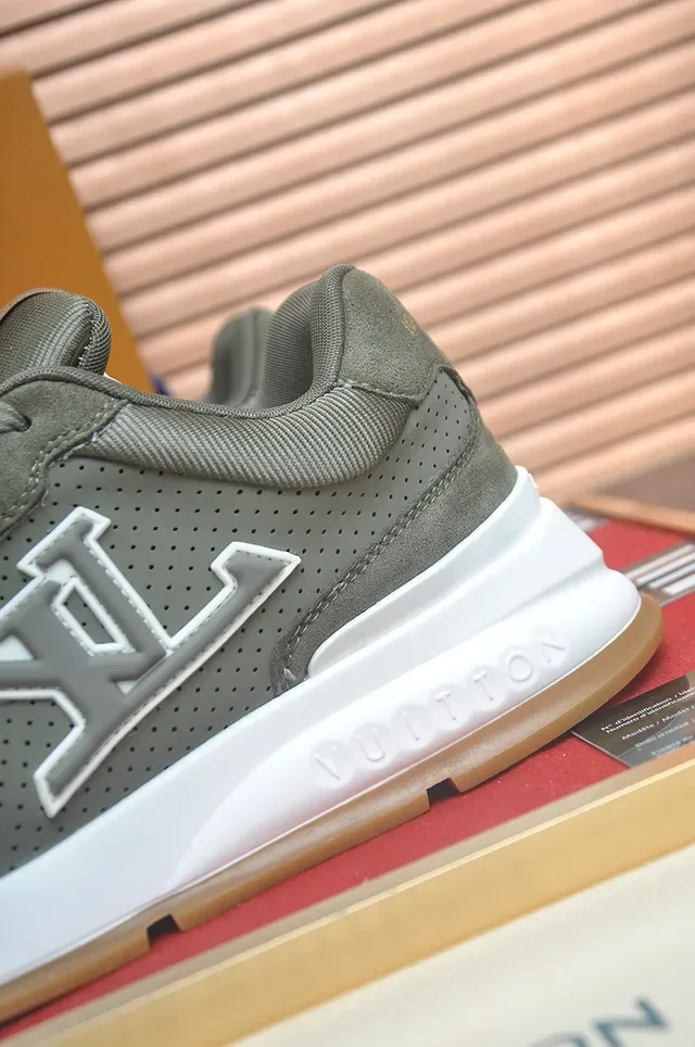 Louis Vuitton LV Trainer Tênis Lifestyle Verde Militar Branco Superior de Couro de Carneiro Perfurado Oversized Logotipo Monogram 2