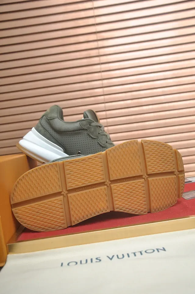 Louis Vuitton LV Trainer Tênis Lifestyle Verde Militar Branco Superior de Couro de Carneiro Perfurado Oversized Logotipo Monogram 3