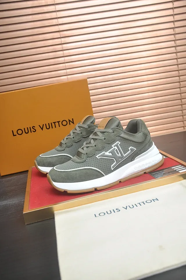 Louis Vuitton LV Trainer Tênis Lifestyle Verde Militar Branco Superior de Couro de Carneiro Perfurado Oversized Logotipo Monogram 4